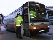 Un polic�a, multando a un ch�fer de la empresa