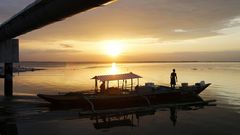 Un pescador maniobra en su barco durante el atardecer en la Bah�a de Manila (Filipinas)