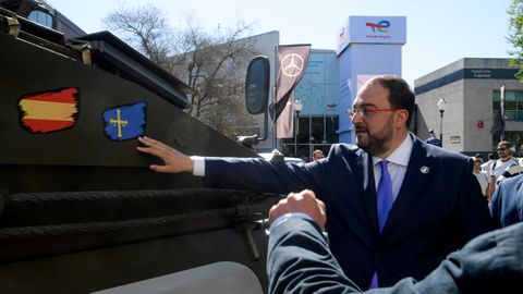 El presidente del principado de Asturias, Adri�n Barb�n, mira la bandera de Asturias colocada en un veh�culo de la unidad del ej�rcito fabricada por General Dynamics durante su visita a la FIDMA 