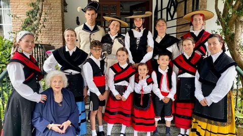 Mara del Carmen Feal, rodeada de su familia, todos ataviados con trajes regionales. 