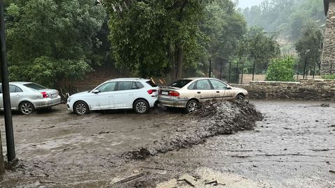 Imagen de la riada en Ponferrada de este s�bado afectando a varios veh�culos.