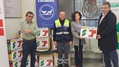 Entrega de alimentos por parte de personal de la Seguridad Social al presidente del Banco de Alimentos, Cecilio Santalices (derecha)