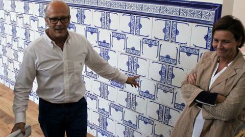 El arquitecto Javier Ur�a muestra a Carmen Moriy�n unos azulejos recuperados en la primera planta