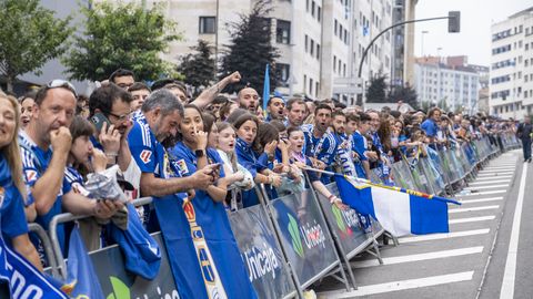 As� fue el emocionante recibimiento al autob�s del Real Oviedo antes del choque ante el Mirand�s