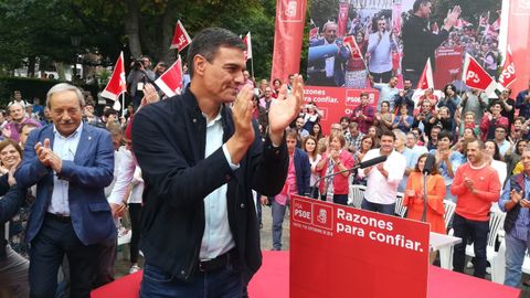 El alcalde de Oviedo, Wenceslao L�pez, y el presidente del Gobierno, Pedro S�nchez, en Oviedo, donde el l�der del PSOE inicia su campa�a de reivindicaci�n de los logros de su Gobierno
