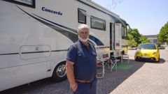 Jos� Fern�ndez, delante de su caravana, que tiene capacidad para meter el coche amarillo del fondo de la imagen