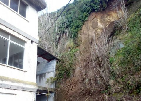 El talud se vino abajo por efecto de la lluvia. 