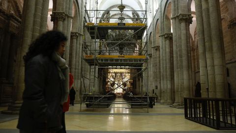 Aspecto de la nave central de la catedral de Santiago, con andamios dispuestos ya para el inicio de las obras