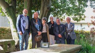 Anxo Angueira, Ces�reo S�nchez, Patricia Porto, Pepe Barro, Miguel Toval e Anxo Lorenzo xunto ao loureiro do que sa�ron as follas do premio.