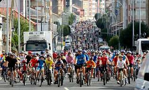 Imagen de archivo de los participantes del d�a de la bici del a�o pasado en Nar�n.