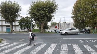 Vista de la muralla en la zona de Esteiro, con el cruce entre Espa&ntilde;oleto y Mac Mah&oacute;n en primer t&eacute;rmino, que ser&aacute; sustituido por una rotonda.