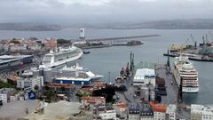 Los tres buques, atracados en el puerto.