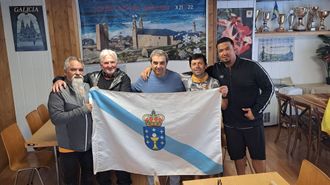El presidente del centro Santiago Ap�stol (centro), con bruno y Suso Ramos, a su derecha, y Titus Guti�rrez y un amigo colombiano.