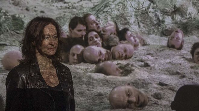 La artista alemana Alexandra Ranner posa en el CGAC con el v�deo de �April� (2006), una obra en la que unas cabezas humanas sepultadas en un paisaje postapocal�ptico se quejan e insultan mutuamente, furiosas y desesperadas, mientras el acontecer de la naturaleza es indiferente a ellas. 