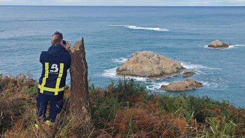Imagen del operativo de ayer; hoy esta previsto ampliar la zona de rastreo hasta la r�a de Navia