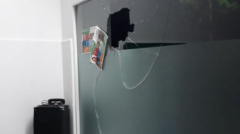 Unos desconocidos arrojaron un ladrillo con hormig�n contra uno de los cristales de la fachada
