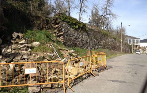 La imagen de la izquierda muestra el rebaje de terreno que se ejecutó para hacer la carretera en el año 1986 justo en el lugar en el que se produjo el derrumbe en 2014.
