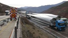 Un convoy de camiones cargados con palas de aerogenerador lleva desdeel martes paralizado en la entrada a Galicia por las restricciones en la A6en Pedrafita do Cebreiro