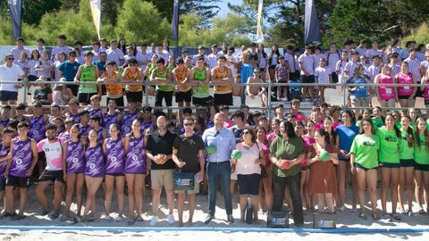Autoridades y participantes en el torneo de balonmano que tiene lugar en Muros con cien equipos participantes