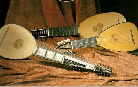 De las barber�as de Noia manaba la m�sica de cuerda a las calles.