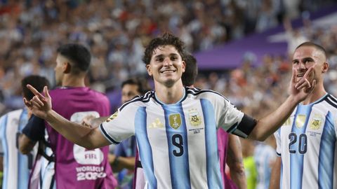 Juli&aacute;n &Aacute;lvarez celebrando un gol con la selecci&oacute;n de Argentina