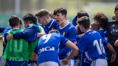 Los futbolistas del Cadete A del Real Oviedo celebran uno de los goles ante el Sporting