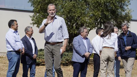 Los reyes, a su llegada al Centro de Coordinación del Distrito Forestal XIV, en Verín, saludando a las autoridades.
