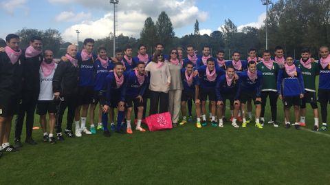 Los jugadores del Oviedo posan con el pa�uelo rosa en se�al de apoyo al D�a Contra el C�ncer de Mama