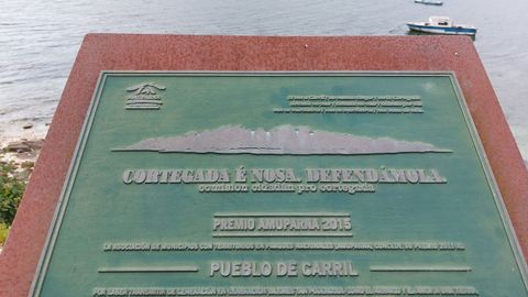 Na placa de homenaxe da asociaci�n de municipios con parques nacionais, que mira a Cortegada, f�lase do �pueblo de Carril�, sen o artigo