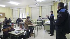 Los agentes Carlos y Maximino de la Polic�a Local de Santiago durante la charla en el instituto de Pontepedri�a