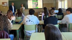Eladio Santos, en la sesi�n en el IES Lauro Olmo de O Barco.