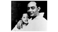 Un Isaac cativo, co seu pai, o artista Camilo D�az Bali�o, en 1925. 