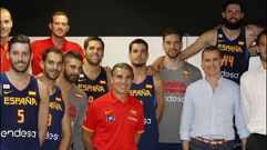 Abalde, en el centro, con el rey en Madrid