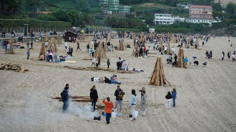 Hogueras en la playa de Bastiagueiro