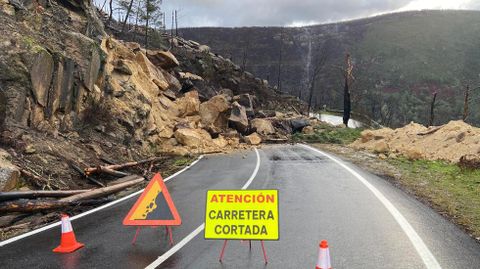 La carretera de Ferreira de Pant�n a Nogueira de Ramu�n por Santo Estevo est� cortada por un desprendimiento en el kil�metro 12