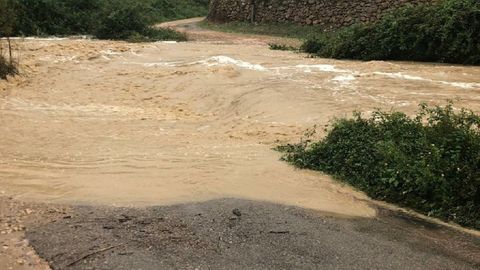 Imagen de la carretera de acceso a Los Ramones, en Olba, que result� anegada ya en octubre del a�o pasado