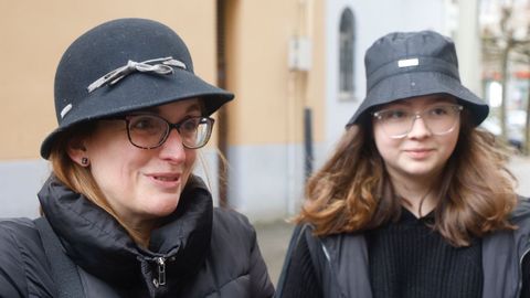 La profesora Sabela Folgar y su hija y futura docente Sara Dopico, en la �marcha f�nebre� por la educaci�n p�blica en Ferrol.