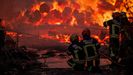 Varios bomberos luchan contra el fuego en Chaves, Vila Real, Portugal, el 20 de agosto.