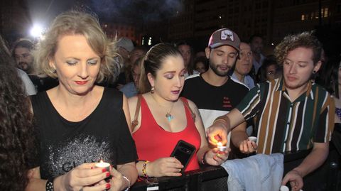 La pregonera Marián Bañobre repartió velas entre el público para pedir deseos para Ferrol