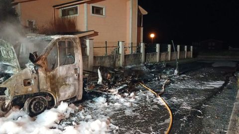 El veh�culo, estacionado muy cerca de las viviendas, qued� calcinado