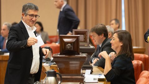 El portavoz en el Congreso del PSOE, Patxi L�pez, junto a Francina Armengol, presidenta de la C�mara Baja, en la sesi�n constitutiva de la Diputaci�n Permanente.
