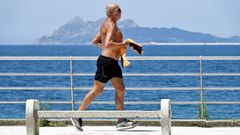 Imagen de archivo de un hombre corriendo en�la playa de Samil, en Vigo.