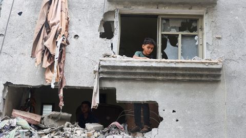 Un ni�o palestino contempla los da�os en un edificio tras un ataque israel� en el centro de Gaza.