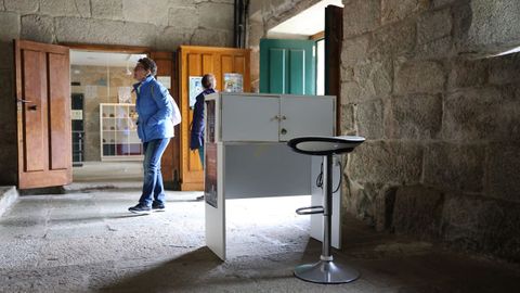 El punto de información turística situado en el monasterio está vacío desde hace meses