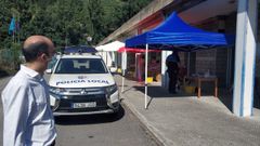 El alcalde de Cangas del Narcea, José Víctor Rodríguez, junto al autocovid instalado en el recinto ferial de La Himera