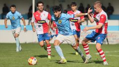 El viveirense Uriarte se lleva un baln mientras forcejea con el arousano Remeseiro