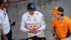 Max Verstappen y Oscar Piastri.Max Verstappen, piloto de Red Bull, hablando con Oscar Piastri, piloto de McLaren