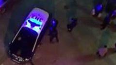 Detenci�n del presunto agresor de una mujer que llevaba un carrito de beb� en el centro de Ferrol.Varios coches de la polic�a nacional se personaron en el entorno de la plaza del Callao