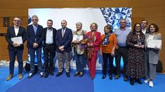 Los representantes de los centros de salud premiados posaron con el conselleiro de Sanidade, Julio Garca Comesaa.