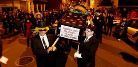 Los vecinos de Laxe despidieron ayer sus festejos saliendo en procesi�n con el Caietano, que volvi� a ser pasto de las llamas.